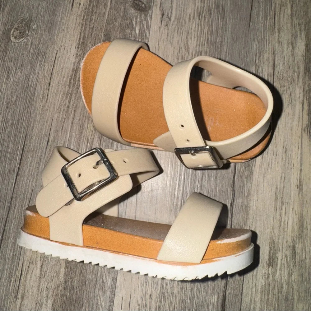 ☀️6/$20☀️ Kids Beige Buckle Sandals
